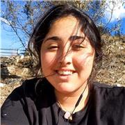 Profesora imparte clases de matemáticas de una forma didáctica